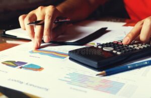 personne reflechissant avec calculatrice et documents financiers