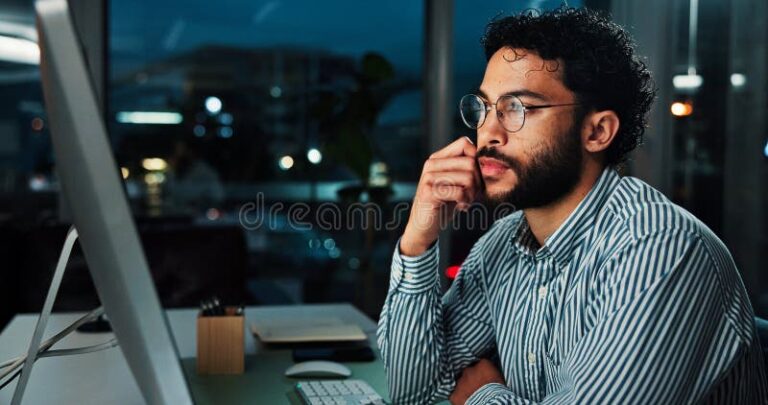 personne reflechissant devant banque et documents financiers