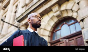 personne reflechissant devant documents juridiques