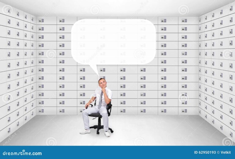 personne reflechissant devant plusieurs coffres forts