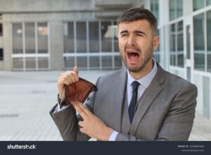 personne reflechissant devant un portefeuille vide