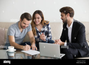 personne signant contrat de location joyeusement