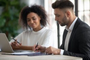 personne signant un contrat bancaire moderne