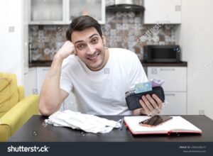 personne souriante calculant ses finances mensuelles