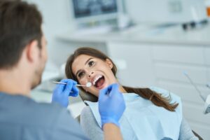 personne souriante chez dentiste moderne