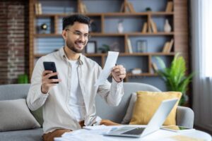 personne souriante gerant ses finances a domicile