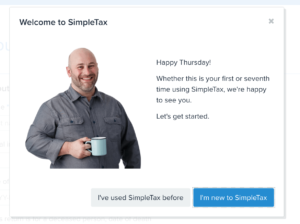 personne souriante remplissant declaration impots simple