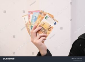 Qui Peut Me Prêter De L'Argent : Quelles Sont Mes Options 8 personne tenant plusieurs billets en main