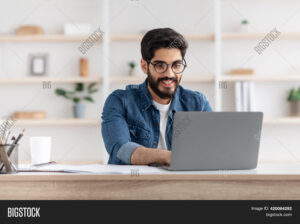 personne travaillant en freelance sur son ordinateur