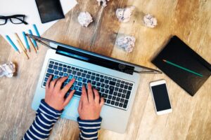 personne travaillant sur ordinateur portable creatif