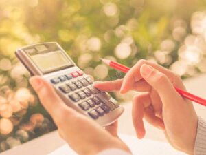 Comment Calculer Son Bilan Carbone Personnel Facilement 12 personne utilisant calculatrice avec nature en arriere plan