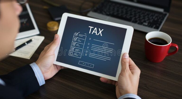 personne utilisant ordinateur avec site impots ouvert