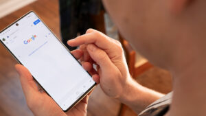 Quelle Application Utiliser Pour Trouver Rapidement Les Réponses 25 personne utilisant smartphone avec application recherche rapide