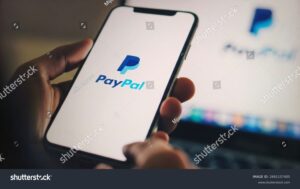 personne utilisant smartphone avec icone paypal