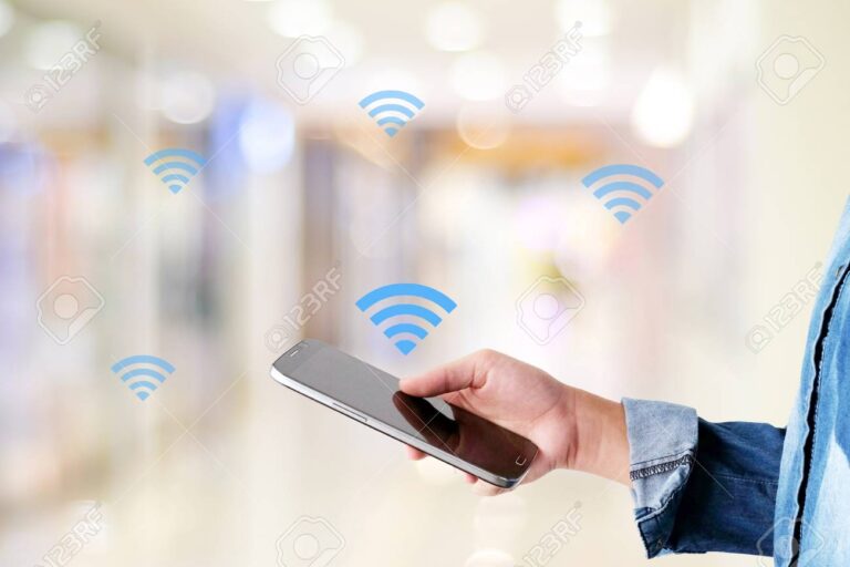 personne utilisant smartphone avec icone wifi flou