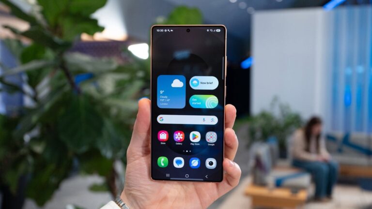 personne utilisant smartphone avec interface samsung visible
