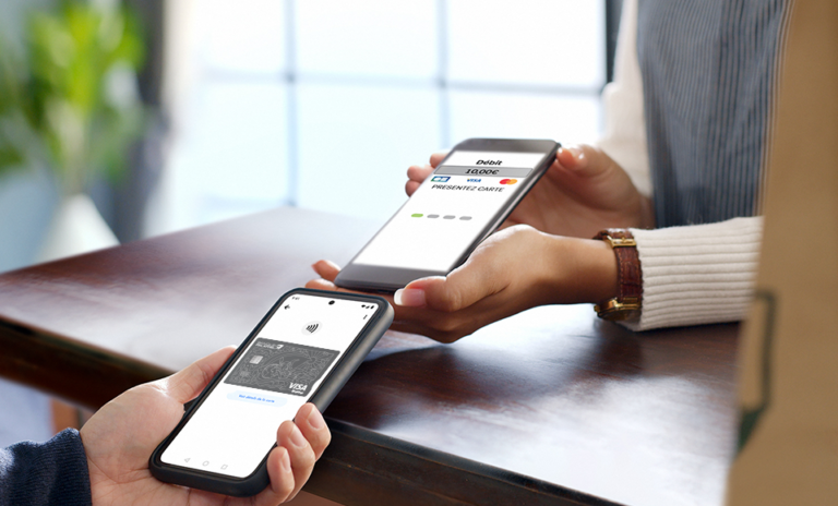 Comment ouvrir un compte Ma French Bank facilement en ligne 2 personne utilisant smartphone pour banque en ligne