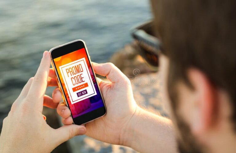 personne utilisant smartphone pour codes promo