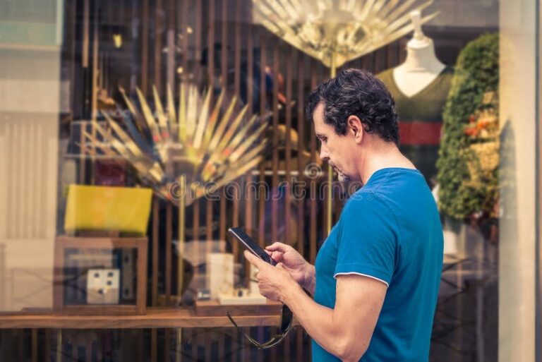 personne utilisant smartphone pour comparer prix