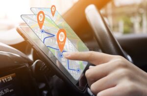 Comment Retrouver Son Téléphone Samsung Perdu Rapidement 8 personne utilisant smartphone pour localisation gps