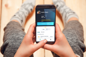 Comment Payer Par Téléphone à Paris : Guide Pratique et Conseils 34 personne utilisant smartphone pour paiement mobile paris