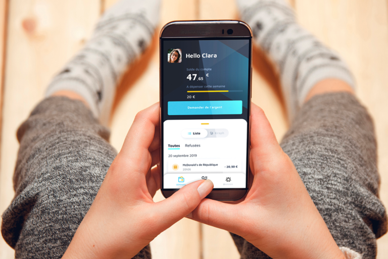 Comment Payer Par Téléphone à Paris : Guide Pratique et Conseils 2 personne utilisant smartphone pour paiement mobile paris