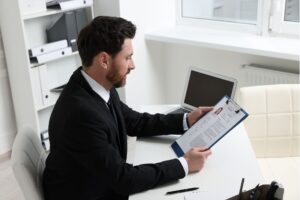 personne utilisant un chequier emploi service