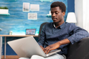 personne utilisant un ordinateur portable moderne