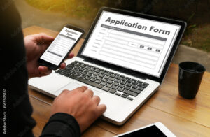 Comment créer un compte Super U facilement en quelques étapes 33 personne utilisant un ordinateur pour inscription en ligne