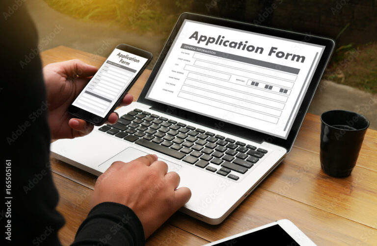 Comment créer un compte Super U facilement en quelques étapes 2 personne utilisant un ordinateur pour inscription en ligne