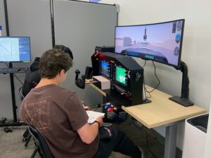 personne utilisant un simulateur sur ordinateur