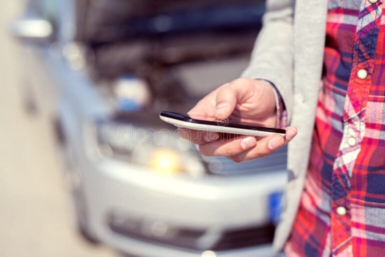 personne utilisant un smartphone pour assurance voiture