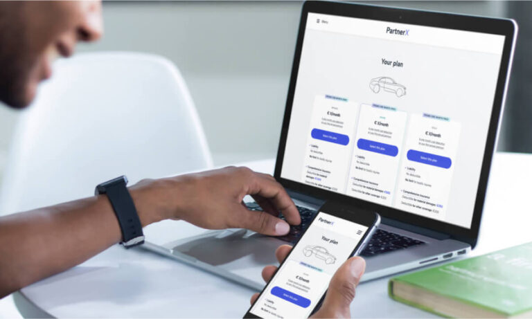 personne utilisant une tablette avec interface client euro assurance