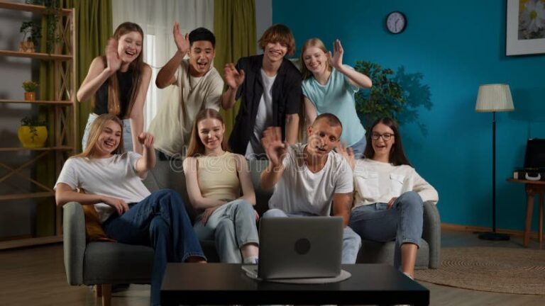 Quels Sont Les Avis Sur Propulse By CA Et Son Efficacité 2 personnes discutant autour dun ordinateur portable