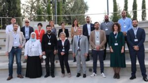 personnes discutant autour dun projet renovation energetique