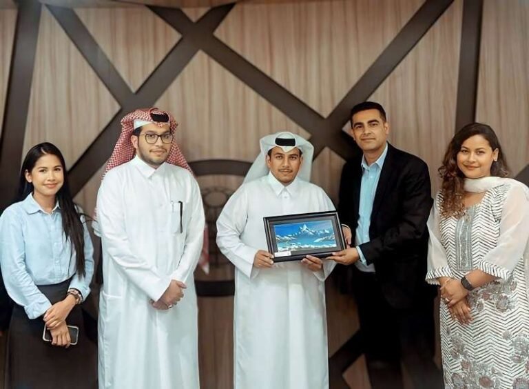 Quelle est l’Offre de Parrainage Actuelle chez Boursorama Banque 1 personnes echangeant un sourire et un contrat bancaire