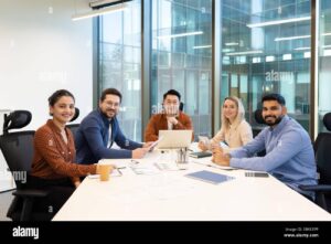 personnes souriantes en reunion professionnelle moderne