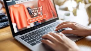 personnes utilisant un ordinateur pour shopping en ligne