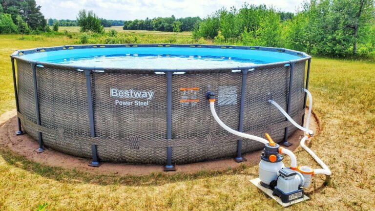 piscine hors sol avec calculatrice et billets