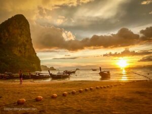 plage paradisiaque en thailande au coucher soleil