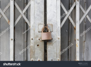 porte de maison avec cadenas ferme