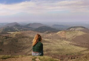portrait professionnel de maeva avec paysage touristique