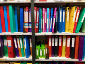 rayon fournitures scolaires colorees en magasin