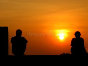 silhouette dun couple face a lhorizon triste