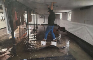 sous sol inonde avec gouttes deau visibles