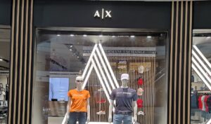 t shirt armani exchange authentique en vitrine lumineuse