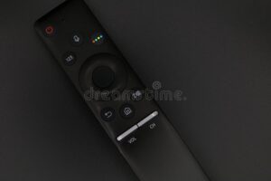 telecommande de television sur fond noir elegant