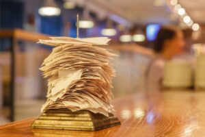 tickets restaurant papier empiles sur table