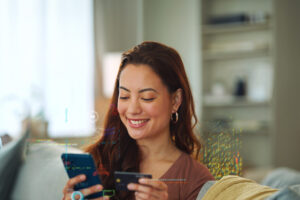 utilisateur souriant gerant compte assure au poil numerique