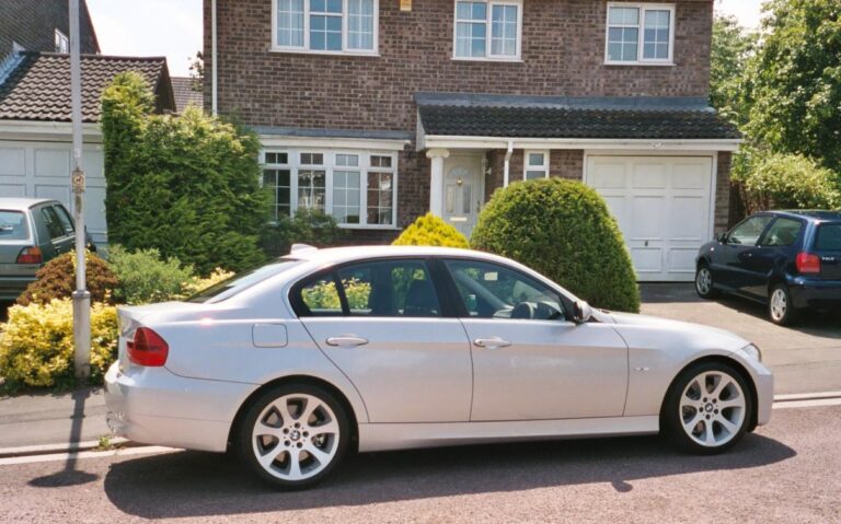 voiture arretee garee devant maison